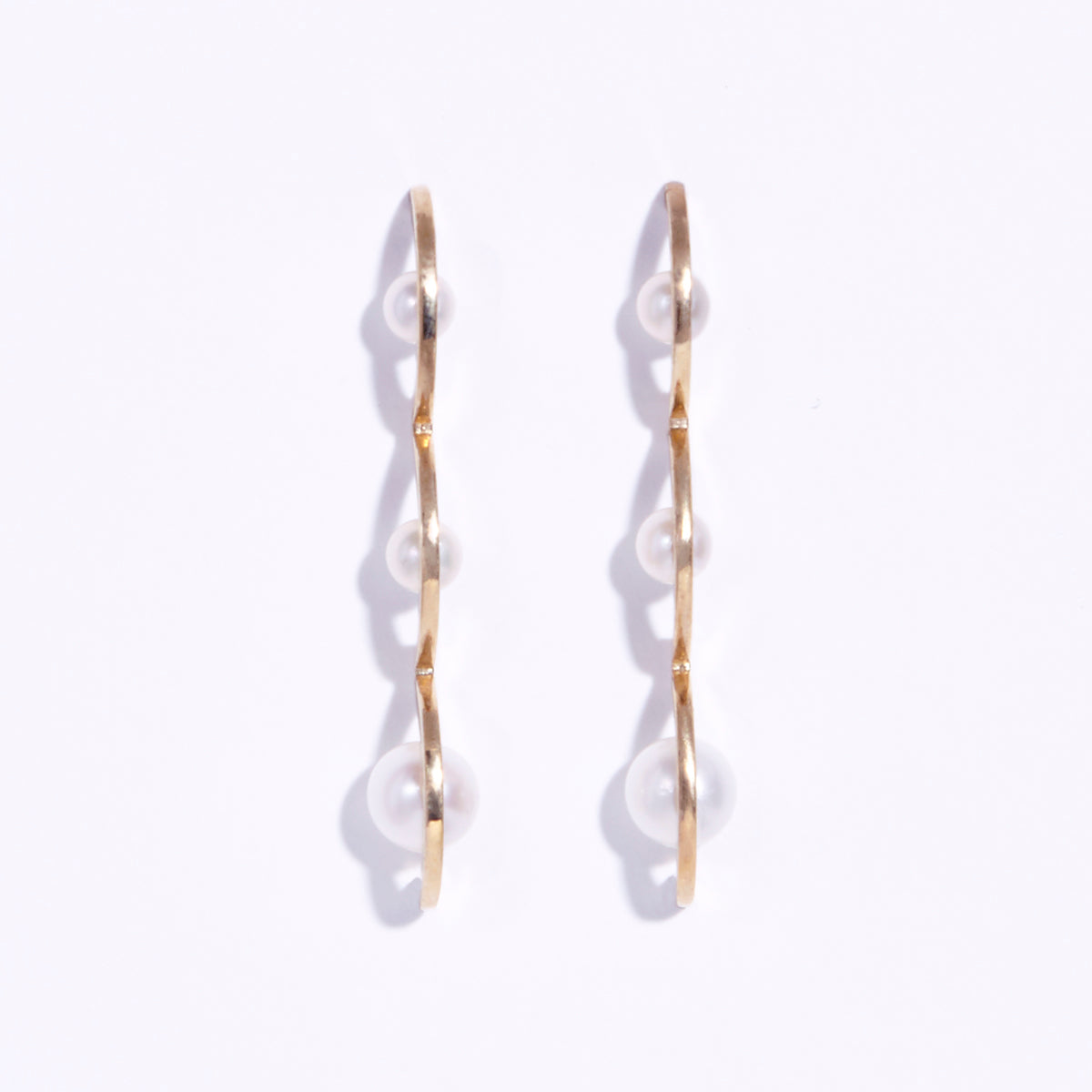 Metalepsis modern 3-arched pearl Arco earrings 