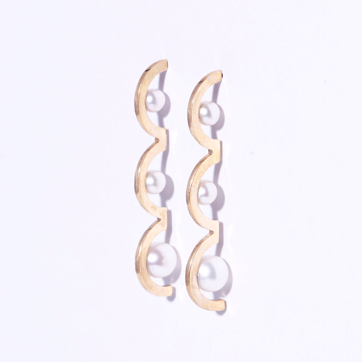 Metalepsis modern 3-arched pearl Arco earrings 