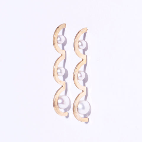 Metalepsis modern 3-arched pearl Arco earrings 