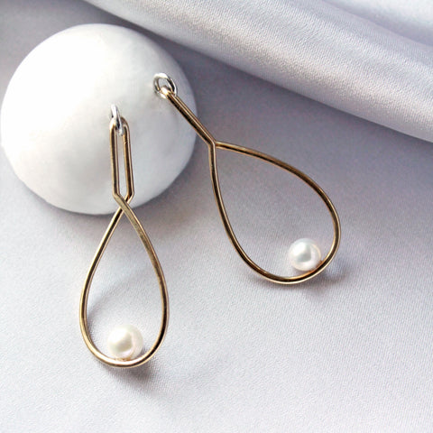 Loop Pearl Earrings