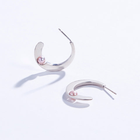 Metalepsis timeless pair of Arco silver and pearl hoops