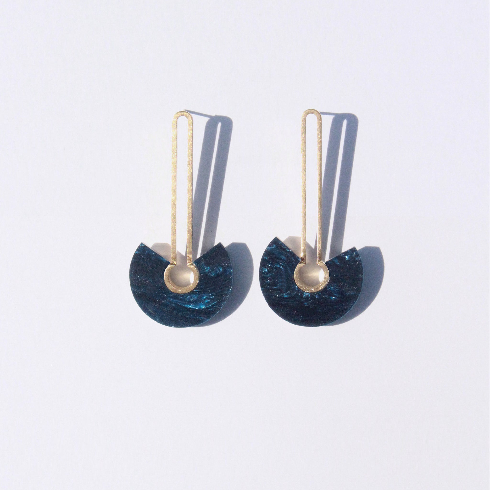 Metalepsis Projects NeoNeo Broken circle Earrings cobalt blue