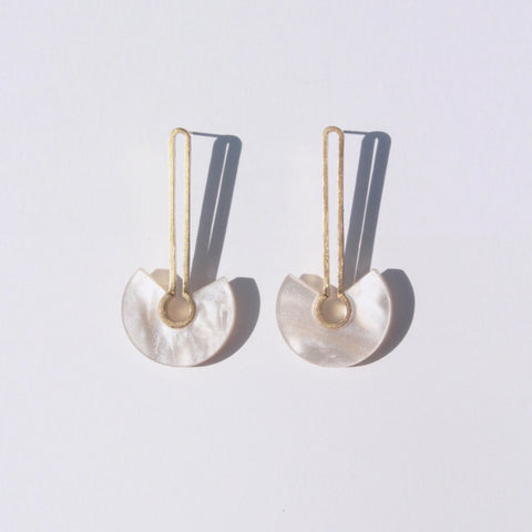 Metalepsis Projects NeoNeo Broken circle Earrings pearlescent