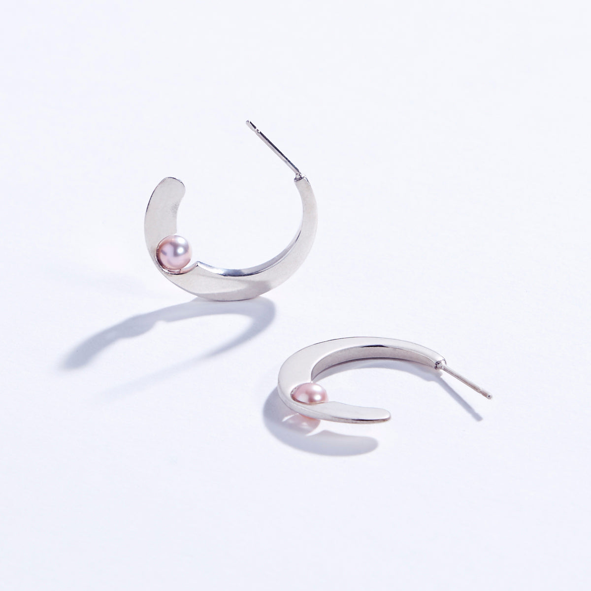Metalepsis timeless pair of Arco silver and pearl hoops