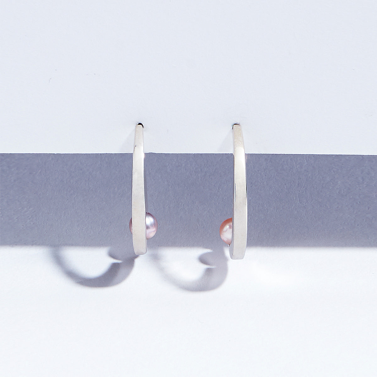 Metalepsis timeless pair of Arco silver and pearl hoops
